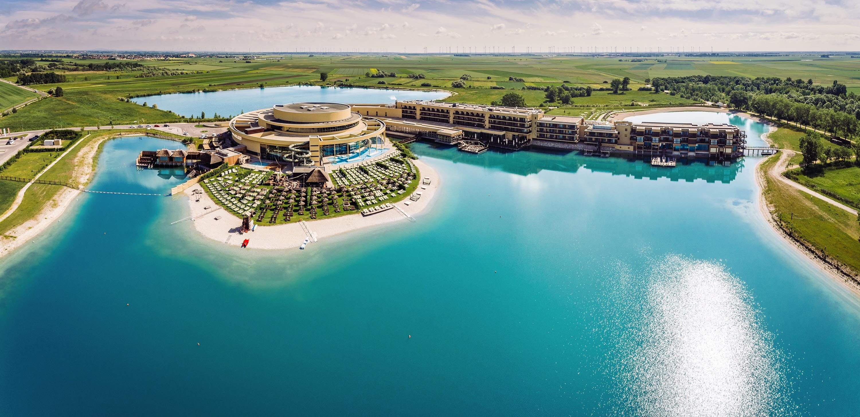 Celkový pohled na St. Martins Therme and Lodge s hotelovou a termální částí u jezera
